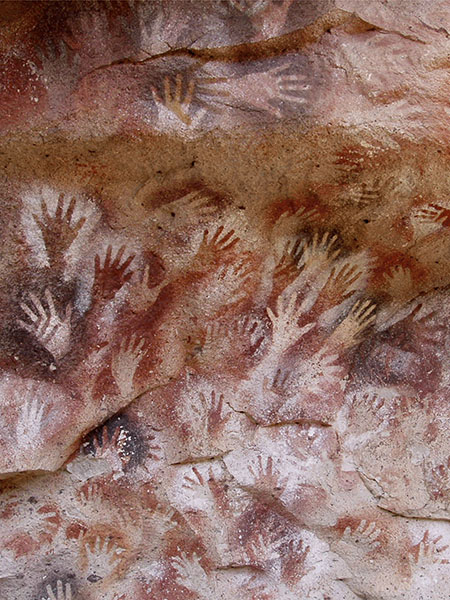 Impronte positive e negative di mani realizzate con ocra rossa o biossido di manganese. Cueva de las Manos, Argentina, 11.000-7.500 a.C.