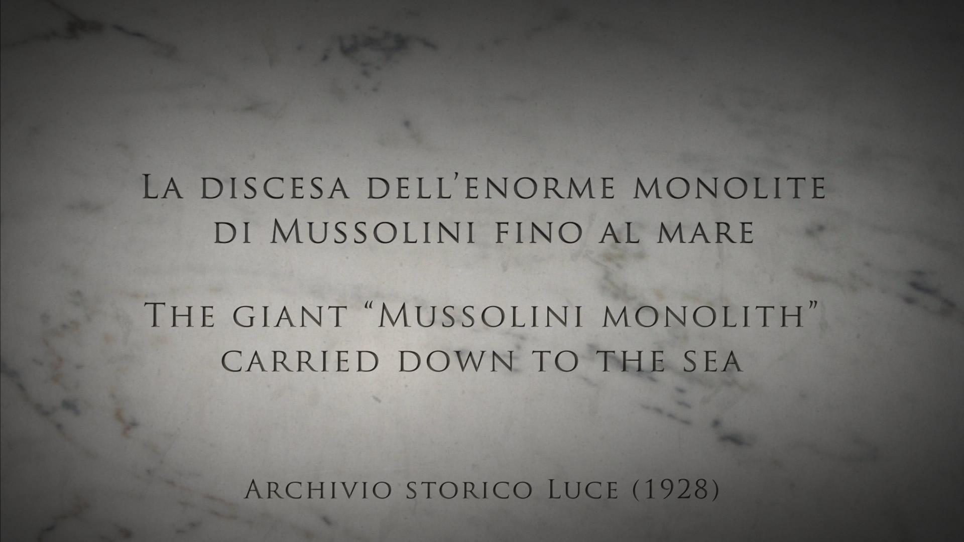 La discesa dell'enorme monolite di Mussolini fino al mare