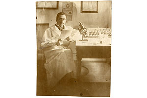 Andrea Corsini al lavoro presso l'Istituto di Igiene alla fine dell'Ottocento