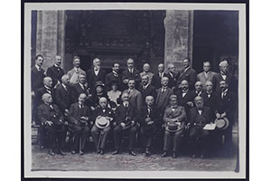 I partecipanti al secondo congresso nazionale della  Società di  storia critica delle scienze mediche e naturali (Bologna, 1922).  In seconda fila, al centro, Andrea Corsini 